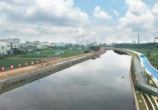“全河段、全流域、全天候、生態(tài)修復(fù)”治理原則<br />
<br />
按照“控源截污→內(nèi)源清淤→補(bǔ)水活源(生態(tài)補(bǔ)水)→堤防整治→生態(tài)修復(fù)”的總體思路。
